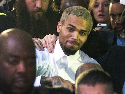 Chris Brown wordt omstuwd door omstanders nadat de rechter hem maandag op vrije voeten heeft gesteld.