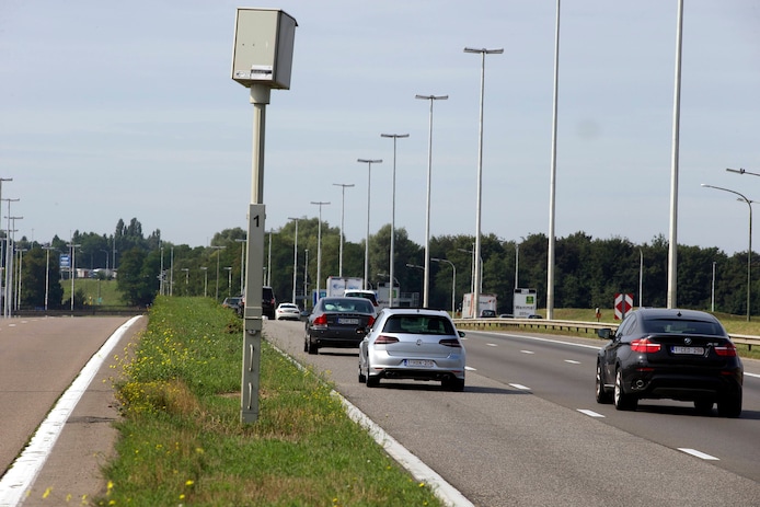 Vrachtwagen Belandt In De Middenberm Op Brusselse Binnenring: R0 ...