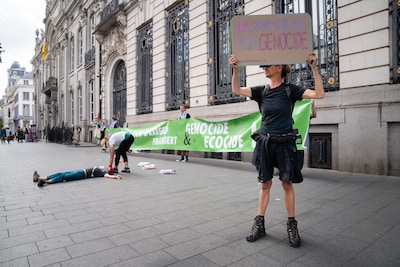 Extinction Rebellion voert actie tegen BNP Paribas in Antwerpen: “Stop financiering van ecocide en genocide”