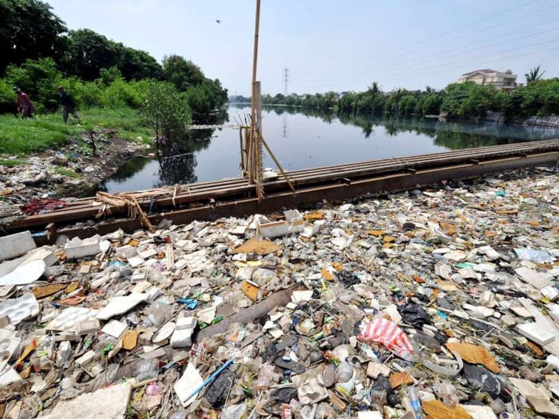 De vervuilde Citarumrivier in Indonesië.
