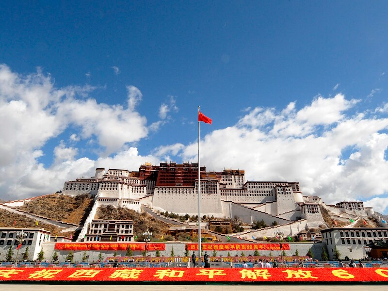 Het Potala paleis in Lhasa, de hoofdstad van Tibet. De huidige dalai lama leefde er tot de Opstand in Tibet van 1959, negen jaar na de Chinese invasie.