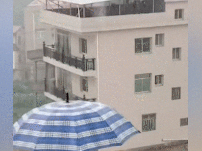 Beelden tonen hoe kolkende watermassa volledig huis meesleurt tijdens tyfoon Saudel in China