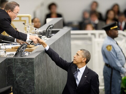 Ban Ki-Moon en Barack Obama schudden elkaar de hand.