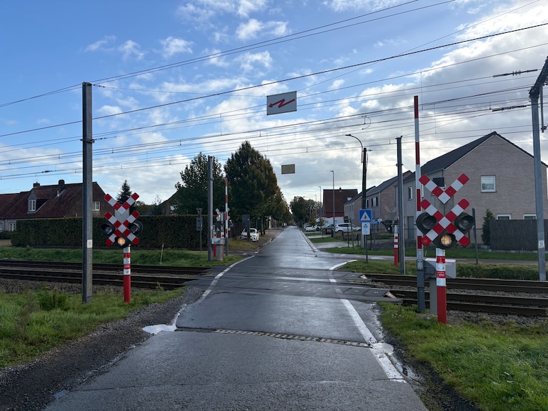 De spooroverweg in de Zaubeekstraat in Zulte zal op termijn verdwijnen.