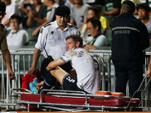 Jan Vertonghen wordt van het veld gedragen