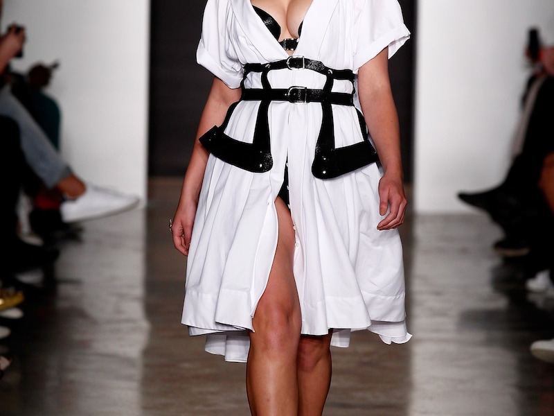 Een volslank model op de catwalk bij Zana Bayne.