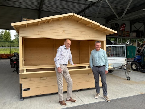 Kapelle-op-den-Bos koopt acht nieuwe chalets voor verenigingen en buurtfeesten. Op foto: schepen Edward De Wit (CD&V) en schepen Dirk Hermans (ProKA Vooruit)