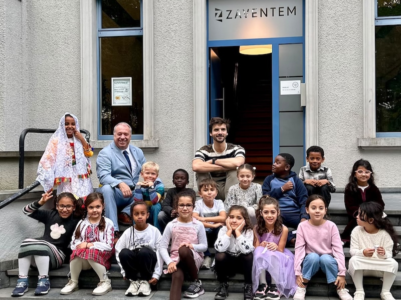 Na afloop mochten de leerlingen samen met burgemeester Dirk Philips en schepen Lukas Schillebeeckx op de foto.