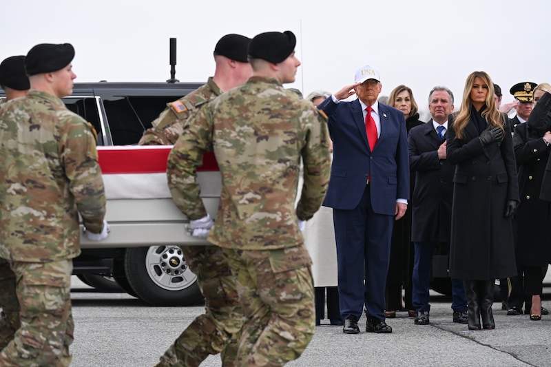 Het zijn grote helden&rdquo;: Trump groet zes gesneuvelde militairen die omkwamen  bij Iraanse aanval op basis in Koeweit | Buitenland | HLN.be