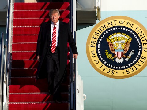 Donald Trump zou een officiële klacht hebben ingediend over de handdoeken aan boord van het regeringsvliegtuig. Ze zouden namelijk niet zacht genoeg geweest zijn voor z'n handen.