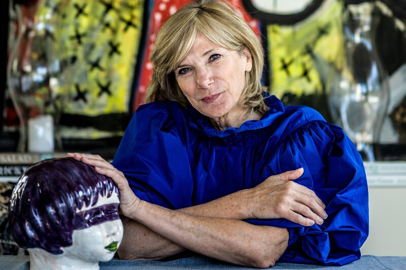 Lynn Wesenbeek met een keramisch beeld uit haar atelier ‘Studio Saudade’