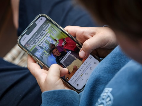Illustratiebeeld. Een kind gebruikt de populaire app Instagram.