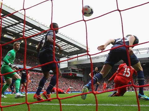 Sturridge verlengt met het hoofd in doel: 1-0, meteen opnieuw voldoende voor Liverpool.