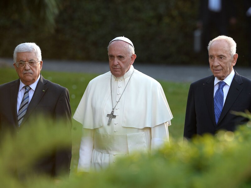 Paus Franciscus wandelt met de Palestijnse president Abbas en de Israëlische president Peres door de tuinen van het Vaticaan. Foto uit juni 2014.