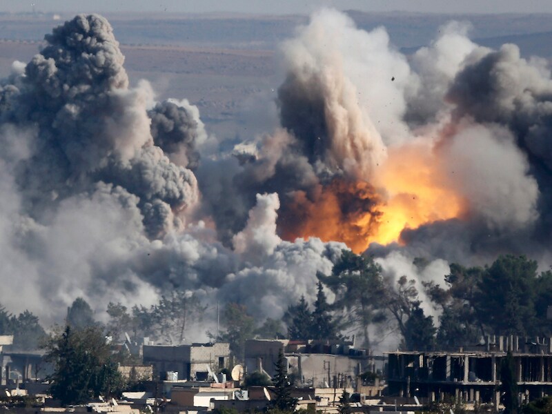 Een luchtaanval van de internationale coalitie op de Syrische stad Kobani, in oktober vorig jaar.
