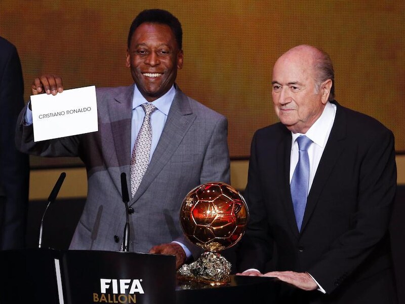Sepp Blatter (rechts) staat naast Pelé bij de uitreiking van de Gouden Bal.