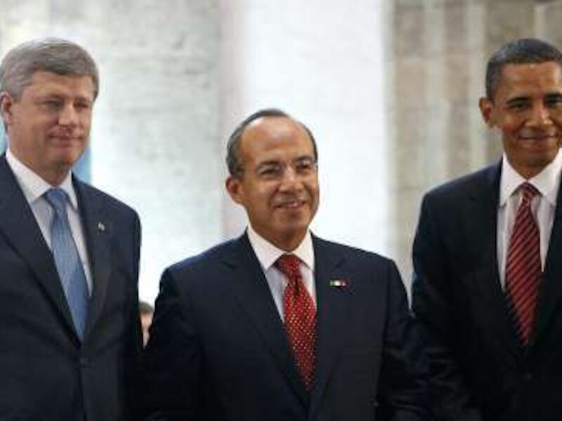 De Canadese premier Stephen Harper poseert voor de start van de top van Noord-Amerikaanse leiders met de Mexicaanse president Felipe Calderon en de Amerikaanse president Barack Obama.