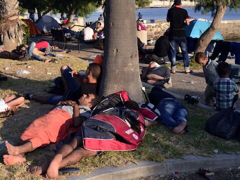 Syrische vluchtelingen slapen op straat, nadat ze het Griekse eiland Kos bereikt hebben.