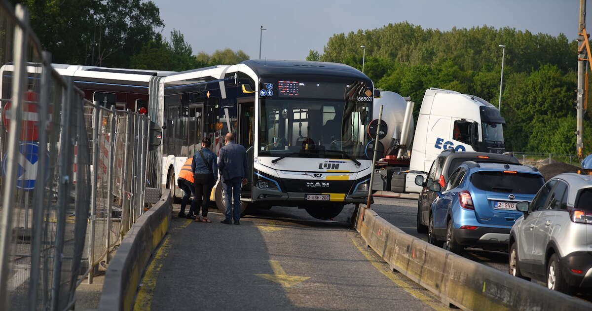 Grote verkeershinder nadat bus zich vast rijdt op betonblokken aan ...