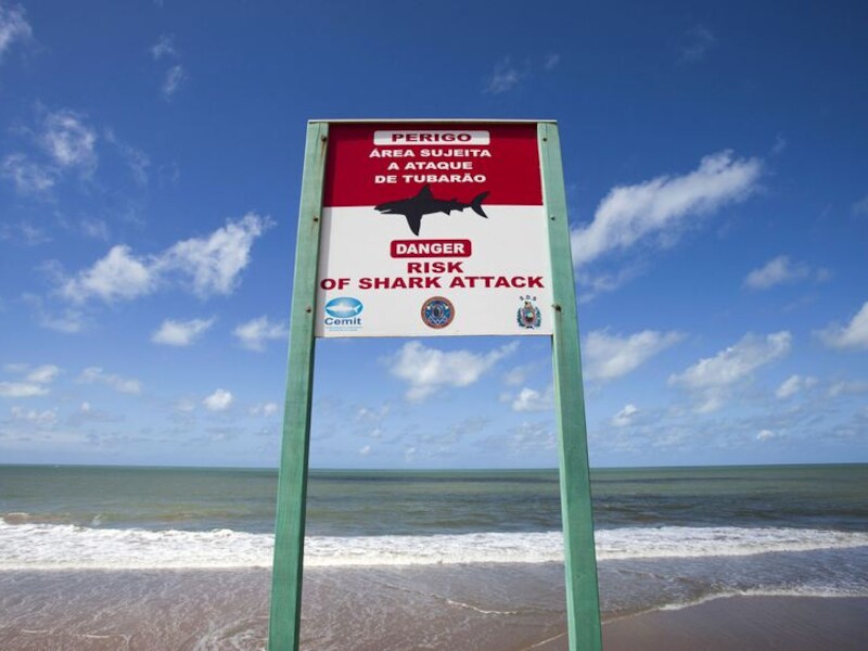Een bord waarschuwt voor haaienaanvallen aan het strand van Recife.