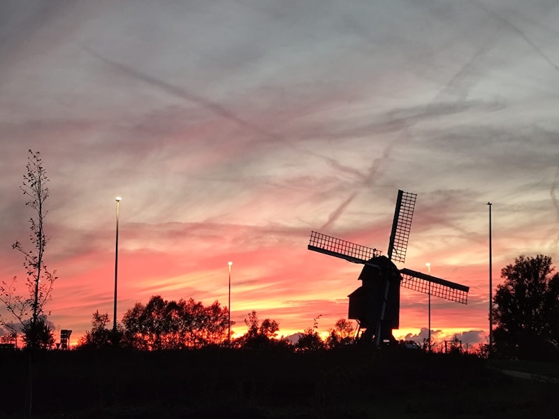 De molen van het bakkerijmuseum bij avondgloed