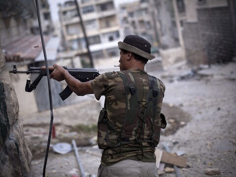 Een strijder van het Vrije Syrische Leger vuurt zijn wapen af in Aleppo, Noord-Syrië.