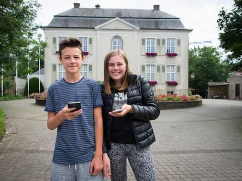 Joni Laenen en Ignace Abrams spelen Pokemon Go aan het oud -gemeentehuis en gaan nooit op pad in iemands tuin . "Wij houden ons propertjes aan de regels."