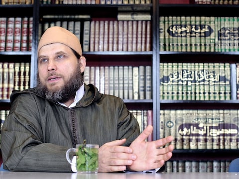 De Haagse imam Fawah Jneid noemt de figuren achter Sharia4Holland en Sharia4Belgium "gekken of misdadigers".