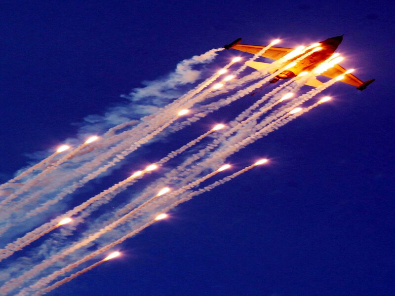 Een Belgische F-16 boven de luchthaven van het Griekse Tatoi.