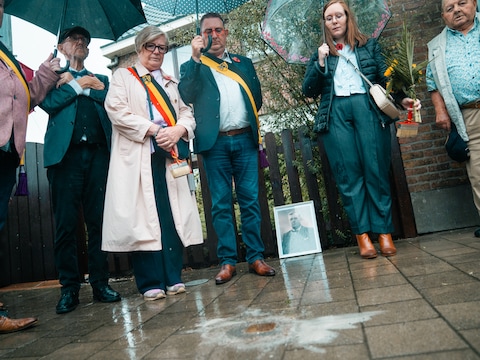 De inhuldiging van de struikelsteen voor Jacob Alfons Mampaey, met onder meer burgemeester Ingrid Meulders, schepen Chris Ceuppens en achterkleindochter Anke Verelst. 