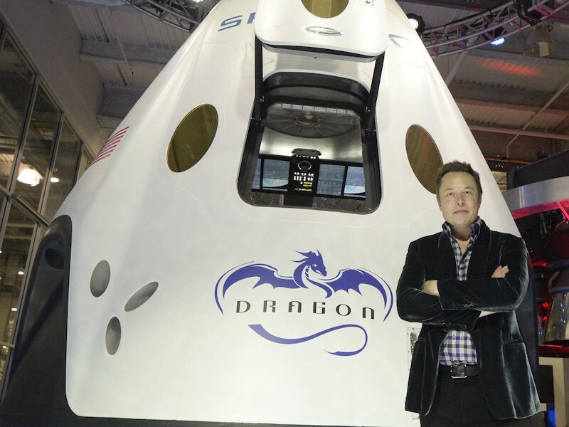 Elon Musk bij de Dragon V2, die hij recent onthulde.