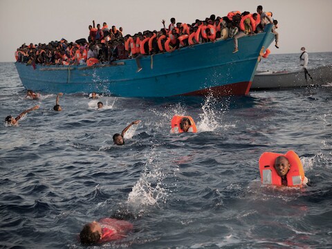 Tegen tien uur vanochtend had de Spaanse ngo Proactiva Open Arms al 700 migranten gered. Geschat wordt dat er nog 1.500 uit een tiental vaartuigen werden gered.