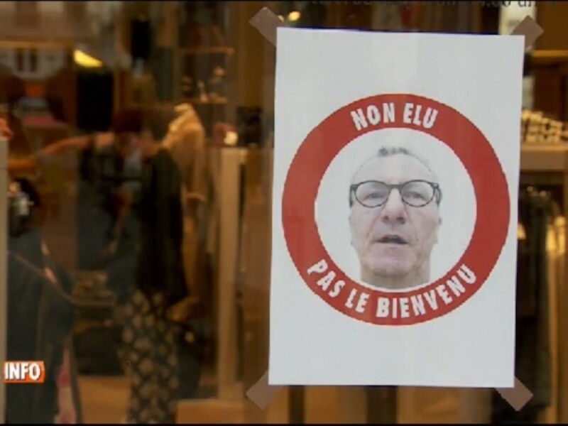 Misnoegde winkeliers hebben deze affiche aan hun raam geplakt.