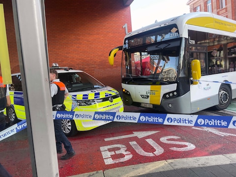 Illustratie politie aan busstation