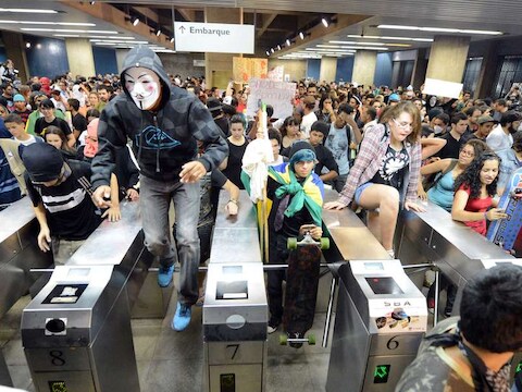 In verschillende Braziliaanse steden braken massaprotesten uit nadat de regering had aangekondingd de prijzen van het openbare vervoer te verhogen;