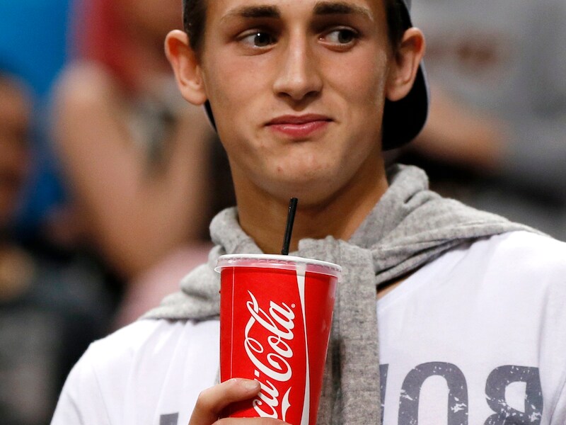 Januzaj volgde gisteren op uitnodiging van Rio Ferdinand een NBA-voorbereidingsduel tussen Oklahoma en Philidalphia in Manchester.