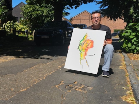 Jeroen Poot met een van zijn werken.