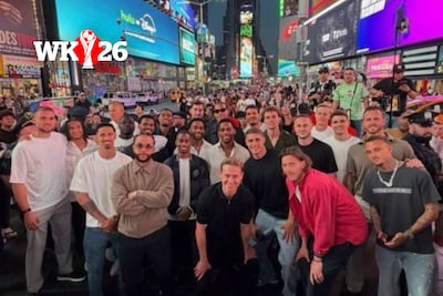 LIVE WK voetbal | De betere teambuilding: Nederlandse selectie poseert voor groepsfoto op Times Square in New York