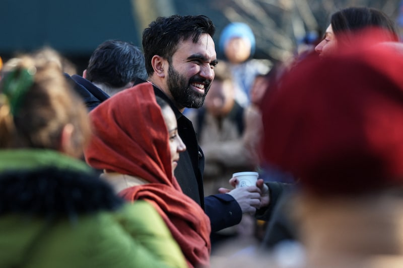 El alcalde Zohran Mamndani reparte chocolate caliente en Nueva York. 