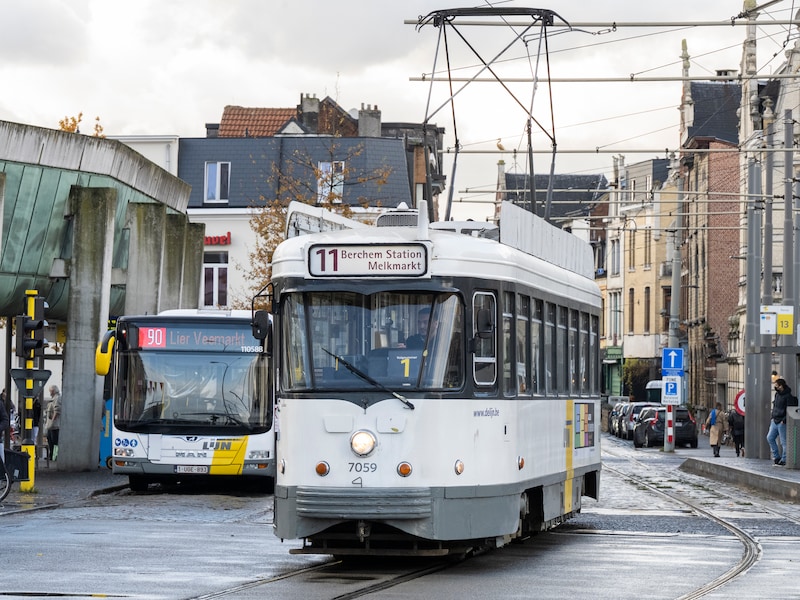 Archiefbeeld: Tram 11 in Antwerpen. Tram 11 staat al sinds de voormiddag stil na een aanrijding met een bovenleiding op de hoek van de Ommeganckstraat en de Provinciestraat.