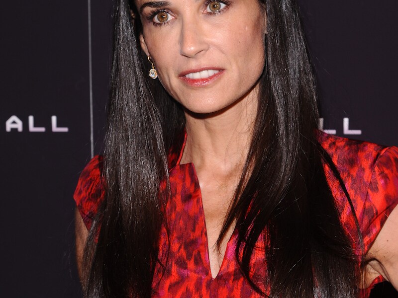 De wenkbrauwen van Demi Moore bevinden zich dicht bij de ogen