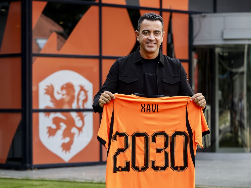 “Derde keus na Pep Guardiola en Arne Slot? Toch maar mooi op het podium”: Xavi oogst applaus bij eerste woorden als bondscoach van Nederland