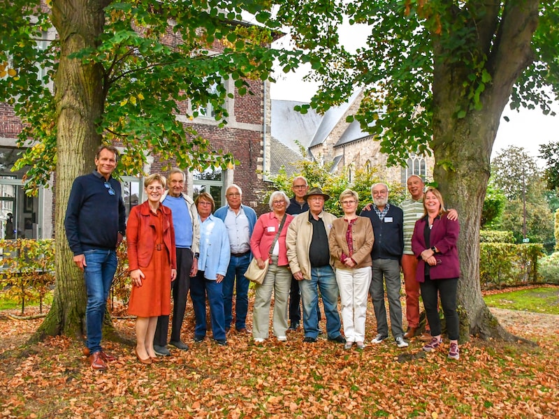 Al 30 jaar kan Mobitwin Centrale Beersel rekenen op de inzet van vrijwillige chauffeurs. "De vrijwilligers zijn van onschatbare waarde", zegt schepen van welzijn Sonia Van Wanseele (Lijst Burgemeester, 2de van links).