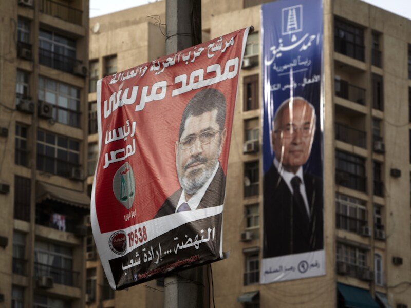 Campagneposters voor Mohammed Morsi (links) en Ahmed Safik (rechts).