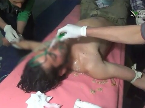 Een screenshot uit een video uit Jobar waar volgens de oppositie dit jaar een aanval is uitgevoerd met chemische wapens.