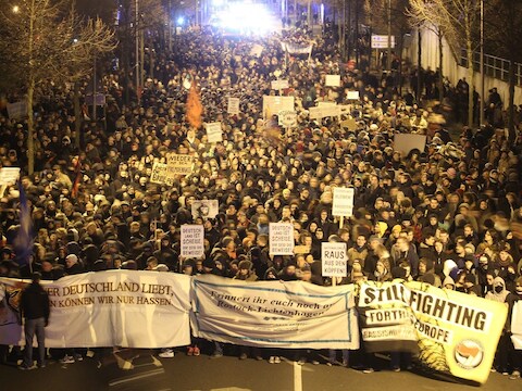 De mars tegen de antimoslimbeweging 'Legida', het Pegida-filiaal in Leipzig.