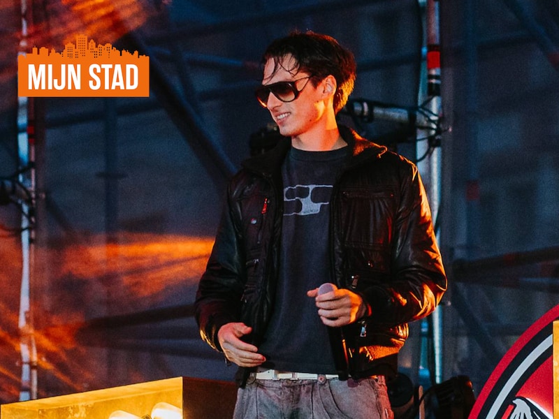 Rapper San Andreas op het podium Polé Polé tijdens de Gentse Feesten. Vandaag neemt hij ons mee op pad in zijn thuisstad. 