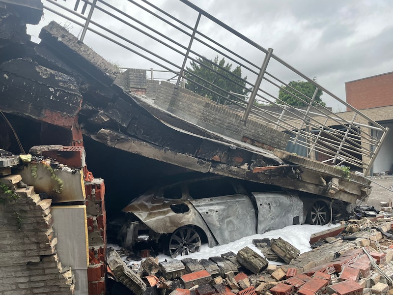 De wagen in de garagebox brandde zaterdag volledig uit.
