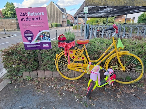 De Tetterende Tiretten van KWB Sint-Antonius hebben opvallende fietsen geplaatst in de schoolomgeving. Daarbij staat ook een banner met een QR-code, waarlangs je een enquête kan invullen over fietsveiligheid in je buurt 
