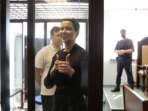 Wit-Russische oppositieleidster Maria Kolesnikova en haar advocaat Maxim Znak in de rechtbank van Minks. Ze  staan terecht vanwege een "complot om de macht te grijpen" en het "schenden van de nationale veiligheid".